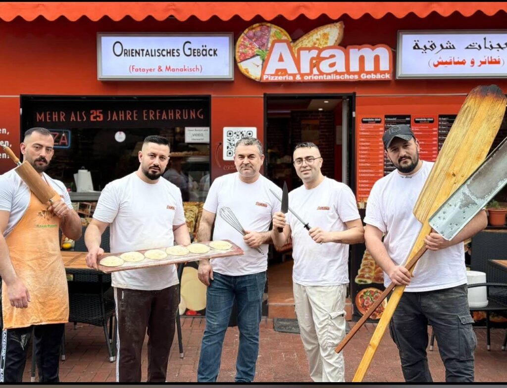 Frisch belegte Pizza, vor Ort zubereitet bei Aram in Bonn