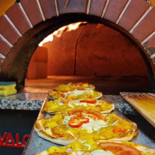 Frisch belegte Pizza, vor Ort zubereitet bei Aram in Bonn