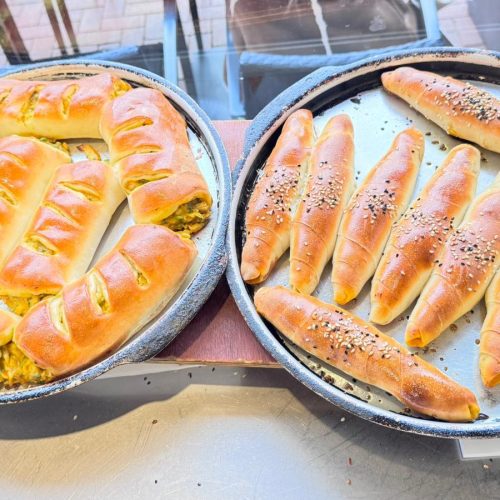 Frisch belegte Pizza vor dem Backen