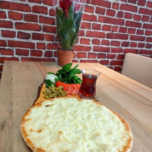 Vegetarisches orientalisches Gebäck mit Paprika, Tomaten und Pilzen